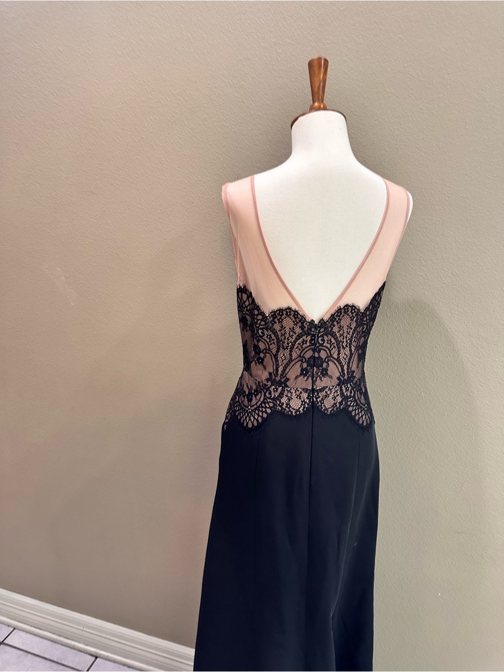 BCBGMAXAZRIA Lilyana evening Dress Size 6 Elegant Black Lace-Inset Evening Gown - Picture 15 of 16